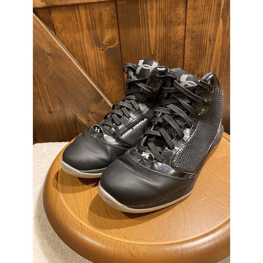 UNDER ARMOUR Black White Leather Cleats Size‎ 6Y